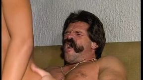 Geile Sabine bekommt Ihre behaarte Moese vom Chef gefickt