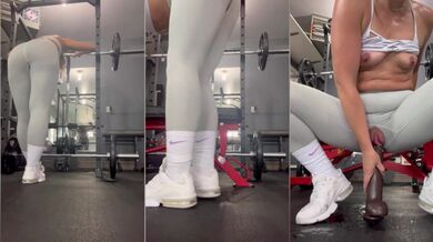 Fit gym babe works out pussy