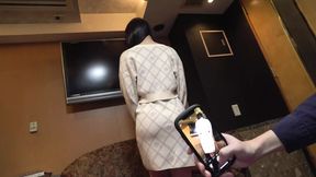 A photo session with a beautiful girl who was caught by a high reward! - of rejection rejection with an erotic sister costume in the absolute area! [Yura (23)]