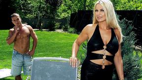 ”Muscle guy fucks a sexy mature”