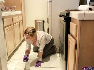 Stepmom is lascivious and stuck in the oven