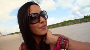 Heisse brunette wird im Urlaub hart gefingert und noch gefickt