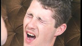 Grandma bekommt juengling zwischen die Beine