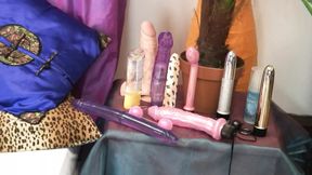 Zwei Omas treffen sich zur Dildoparty un lassen es ausufern