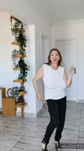 Huge bounsing tits without bra: milf dancing and do striptease