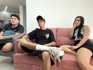 Apuesta entre mejores amigos resulta en el mejor sexo de mi vida y venida en mis ricas tetas.