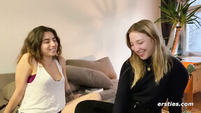 ”Ersties - Kara X und Zoe B - lesbisches Date mit Muschi lecken und mehr”