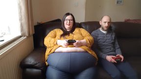 SSBBW gaming with belly play