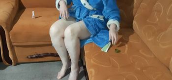 Accidental flash of mom's pussy.