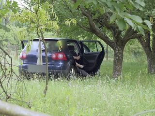 Ce voyeur lui plait, elle fait l amour avec lui dans sa voiture. Sexe et voyeurisme.