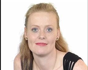 Reife Mami mit dem schwarzen Dildo