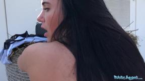 Hottie Loves Outdoor Fucking