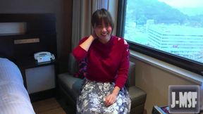 Gravure Model Debut Her First POV Shoot, a Short-haired Busty Beauty Shines Through