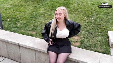 A stranger agreed to a blowjob. She gets a lot of cum!