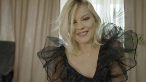 Jasmin Rubs Her Labia on the Sofa