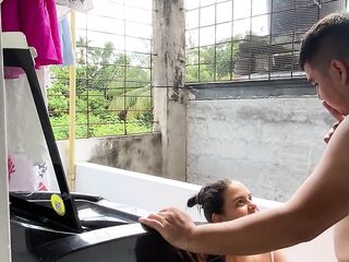 Madrastra tiene sexo con su hijastro mientras el padrastro no está en casa