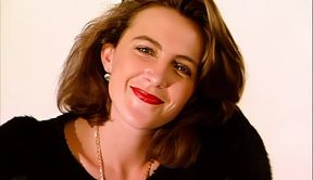 blonde und brunette kuessen und streicheln sich vor der kamera