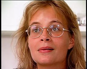 Milf mit riesem Busch fingert sich selbst