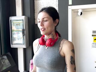 Soaked vagina licking to a nineteen-year-old stranger met at the gym(Italian Dialogues)