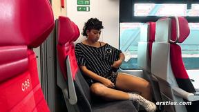 ”Ersties - Leidenschaftlicher Lesben-Sex auf der Zugtoilette”