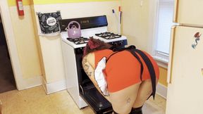 Ebony Housewife Smashes and Squirts on Pie