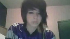 Super hot babe in her large tee shirt exposes her sexy body parts on camera