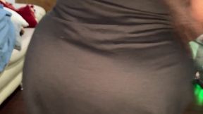 Jefa infiel es follada por empleado mientras habla con su marido por teléfono