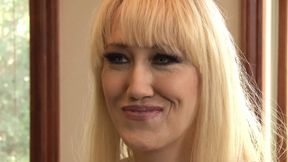 Milf im Latexoutfit wird in der Kueche hart gefickt