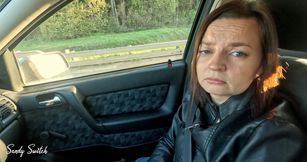 Pretty hitchhiker seduces driver and gives blowjob at 93 mph