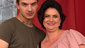 ”Bootylicious mommy is riding stepson on the couch”