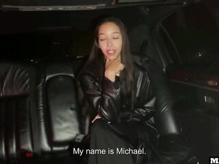 A Glamorous Dad’s Gal Screwed In A Limo For Joy Whilst Talking On The Phone !!!