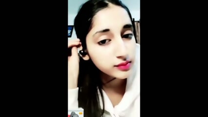 Horny College cutie Savita apni boobs dikhati hui