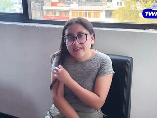 Follando a la mejor amiga de mi novia mientras ella no está, dejo su coño lleno de leche.