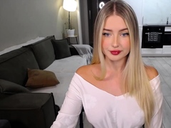 Amateur Webcam Cute Teen Plays Solo with Big Dildo