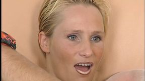 Spermageile Milf saugt den Freund ihres Mannes aus