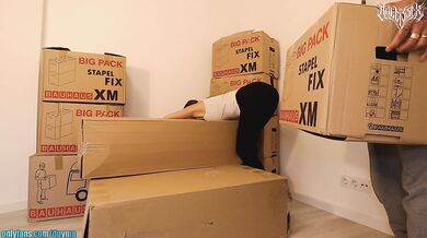 Big booty girl next door fucks the mover / Angelssex