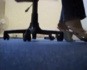 une secrétaire mature me dévoilant ses magnifiques pieds odorants