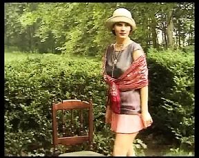 Milf Uschi befridigt sich Outdoor im Srebergarten