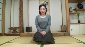 Mature Japanese eagerly presents her pussy